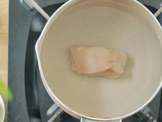 芙蓉面线汤,鸡胸肉冷水入锅，水开后煮约6分钟。期间撇去浮沫。注意不要等到水开后才放入鸡胸肉，不然血污不容易排出。