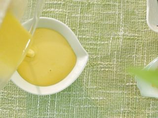 芙蓉面线汤,将面糊倒入有小嘴的容器内，方便倒面糊时可以均匀流出。