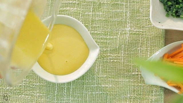 芙蓉面线汤,将面糊倒入有小嘴的容器内，方便倒面糊时可以均匀流出。