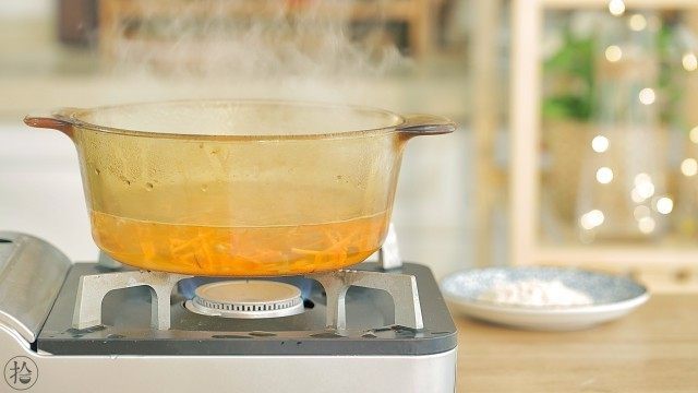芙蓉面线汤,煮一锅水，水开后倒入胡萝卜丝，煮约1分钟。如果是胡萝卜蓉的话，煮的时间可以再短点。