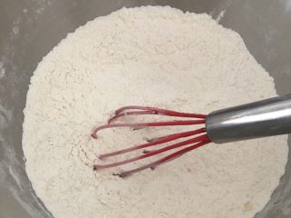 草莓甜心面包,所有粉类混合搅拌一下，让酵母有更好的挥发性