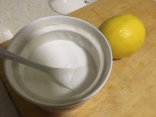 快手粗暴柠檬红茶,柠檬用盐搓洗表面