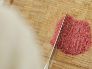 宝宝版牛肉肠粉,牛肉逆着纹理切断纤维，细细剁碎，剁得越碎越好。建议选择牛里脊肉，这部分较嫩滑可口。如果要一早吃肠粉，建议牛肉可以提前一晚剁好后冰箱冷藏，第二