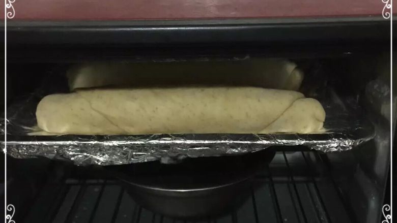 第一次DIY 果仁全麦俄罗斯大列巴,烤箱底部放一盘温水，把面团放入发酵至两倍大
