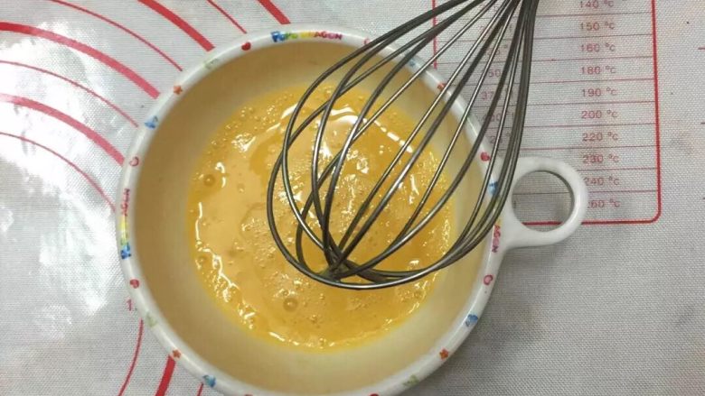 第一次DIY 果仁全麦俄罗斯大列巴,第三个鸡蛋打入碗中，用打蛋器搅打均匀做蛋液