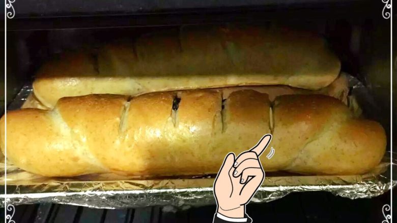 第一次DIY 果仁全麦俄罗斯大列巴,中途打开锡纸看看面包的上色情况，可以用一根牙签插进去试试看，拔出来牙签干干的，面包就烤好了。