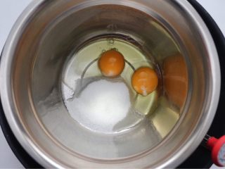 海绵蛋糕杯,全部鸡蛋打入打蛋盆里面，把糖一次性放入