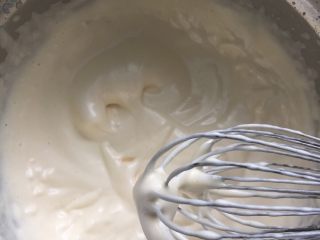 海绵蛋糕杯,事先准备好一盆热水，温度大概是50-60度左右，把打蛋盆放上去，用电动打蛋器高速打发，打发至提起打蛋器表面的纹路不会很快消失，比较清晰