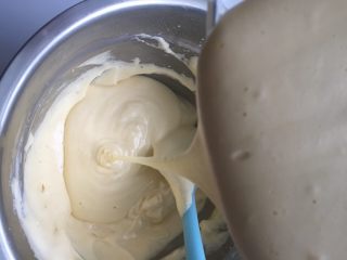 海绵蛋糕杯,再把混合好的牛奶黄油倒入蛋糊里面，同样以翻拌的方式，从2点钟方向往8点钟方向由下往上翻抖，混合均匀即可，动作要轻要快，以免消泡，快速的翻拌均匀到成流动性面糊即可，这时候先把烤箱预热上下火160度5分钟

