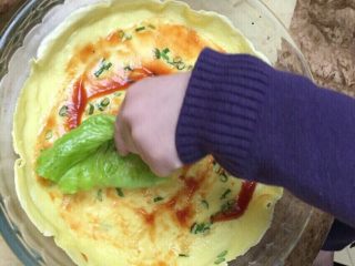 鸡蛋卷饼（配番茄生菜沙拉）,铺上生菜