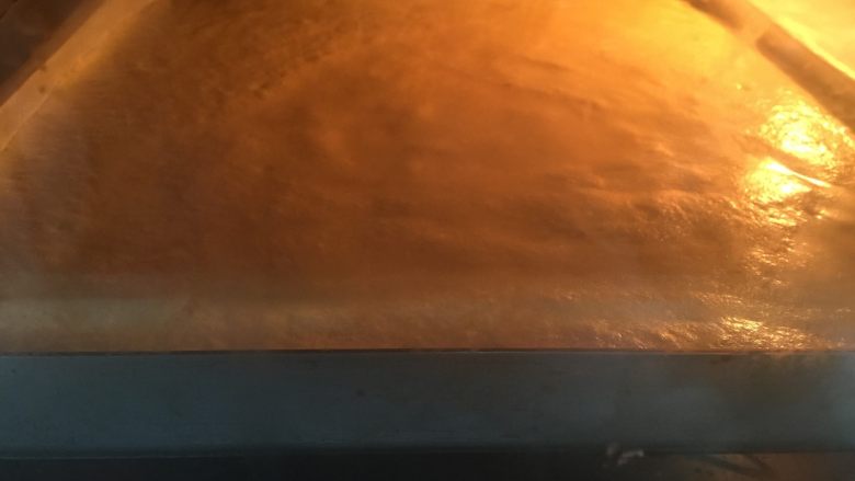 豆沙蛋糕卷,烤箱175度预热5分钟，上下火中层175度20分钟，上色即可。