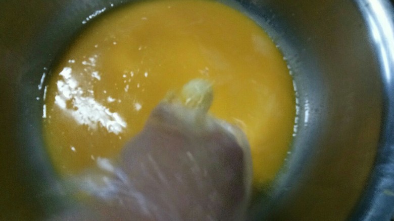 芝士土豆棒,10:把鸡蛋打散，然后用细网筛过滤一下