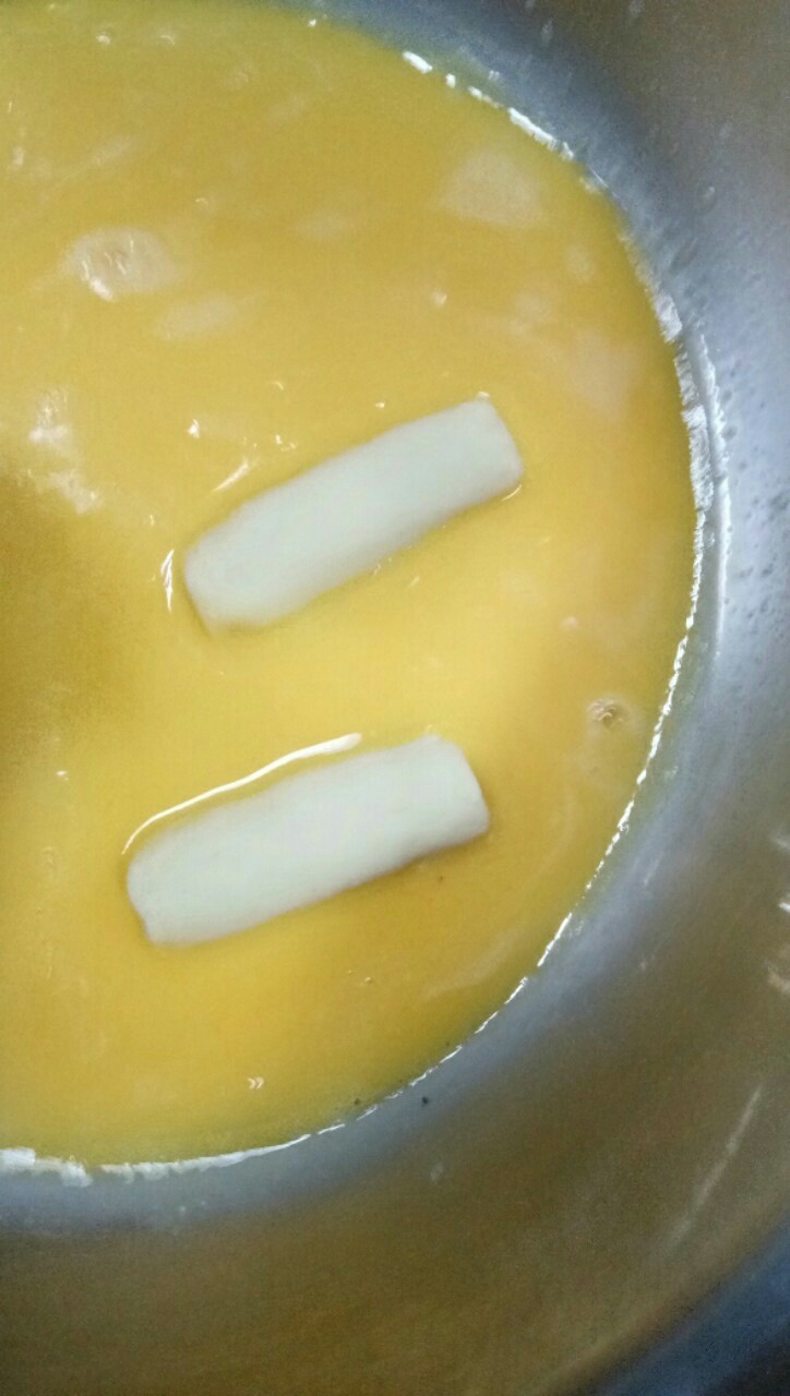 芝士土豆棒,11:把揉好的土豆棒过一下鸡蛋液。