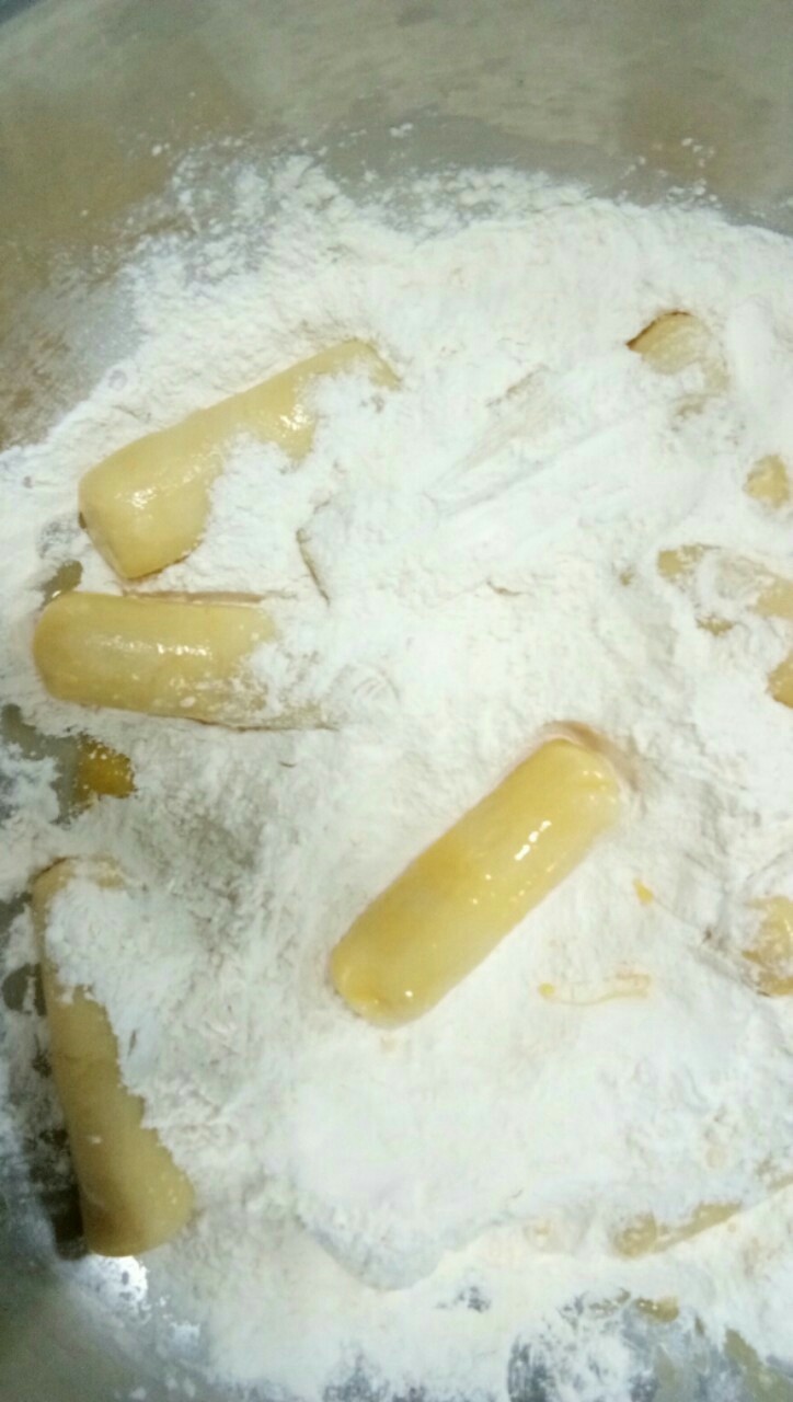 芝士土豆棒,12:把过好鸡蛋液的土豆棒占上面粉。