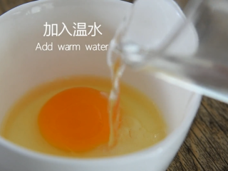 食疗缓解痛经的小妙招——龙眼茶碗蒸,鸡蛋中倒入适量温水均匀搅拌