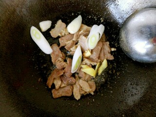 香焖油豆角,翻炒至肉片表面焦黄时，下入葱姜。