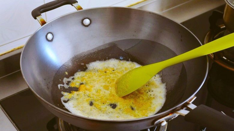 金沙南瓜焗饭（蛋黄南瓜炒饭）,在放入蛋黄完全炒出蛋油，
蛋黄要完全炒散~
在放入南瓜，
略微煸炒~