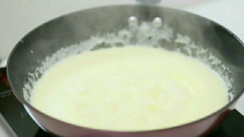 玉米浓汤的做法,再加入胡萝卜翻炒几下。
