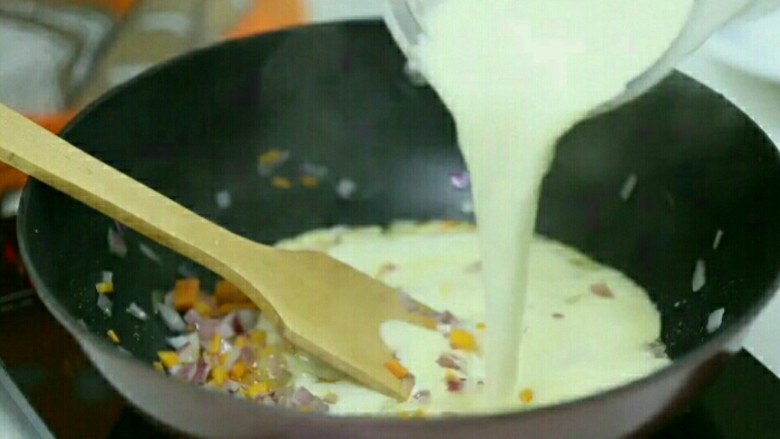玉米浓汤的做法,将搅打好的玉米汁倒入煮锅中，大火煮开，继续煮3分钟。
