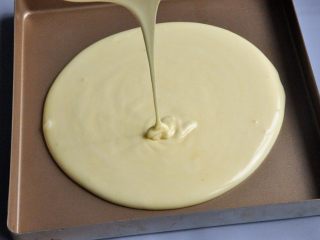 草莓奶油蛋糕盒子,将面糊倒入28*28金盘，倒入前在烤箱上抹一层薄薄的玉米油，再轻轻用厨房纸擦干净。
