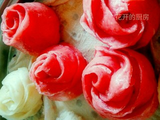 美丽的花馍馍,加入红曲的花卷,红曲的量依据个人的喜好添加,量多的话颜色就会深些,  或者是只加一丁点的话,颜色会是粉红色的,或是桃花色,非常漂亮噢~