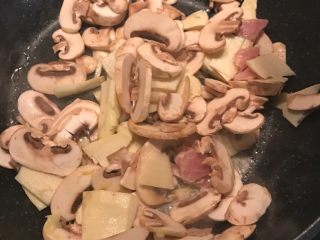 口蘑冬笋肉片儿,加油炒制，菜油熬制八分熟，下所有材料，煸炒出香味