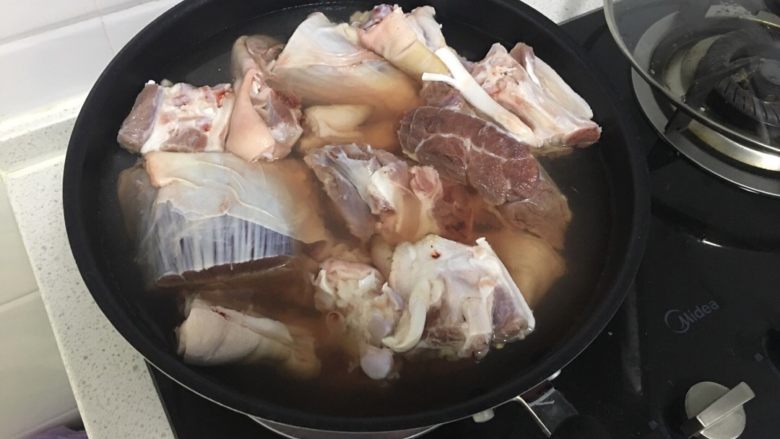 卤猪蹄,锅里冷水下锅，肉焯出血水。