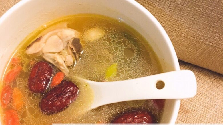 一碗暖胃也暖心的汤-花胶螺肉红枣鸡汤