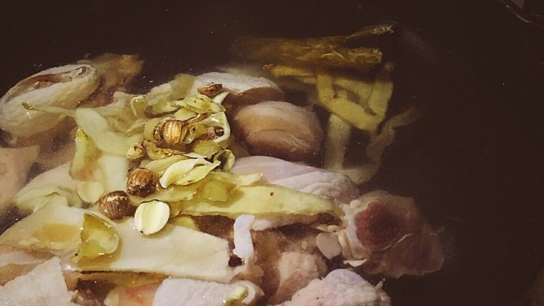 一碗暖胃也暖心的汤-花胶螺肉红枣鸡汤,把泡过的食材放入锅中。
再放入红枣跟枸𣏌，大火煮沸后再以小火熬约3小时。