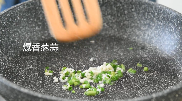 初春补气神器——白菜豆腐羊肉锅,热油锅爆香葱蒜