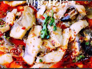 酸菜鱼🐠#王氏私房菜#,把鱼肉捞出放到鱼头和鱼排上面、浇上锅中的汤、加上香菜和葱花即可