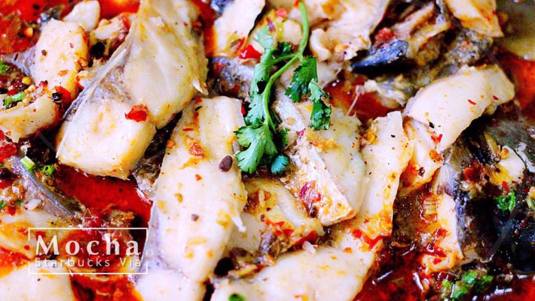 酸菜鱼🐠#王氏私房菜#,把鱼肉捞出放到鱼头和鱼排上面、浇上锅中的汤、加上香菜和葱花即可