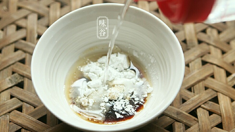 宫保杏鲍菇,倒入50ML清水搅拌调成酱汁。