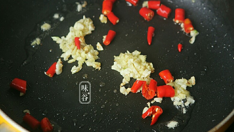 宫保杏鲍菇,锅内放油，倒入姜蓉和蒜蓉、红辣椒煸炒出香味。