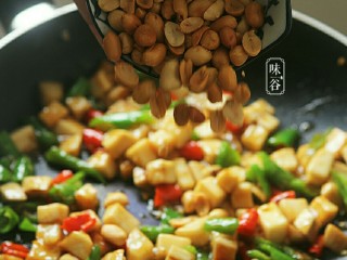 宫保杏鲍菇,最后放入花生米，翻炒至均匀即可。