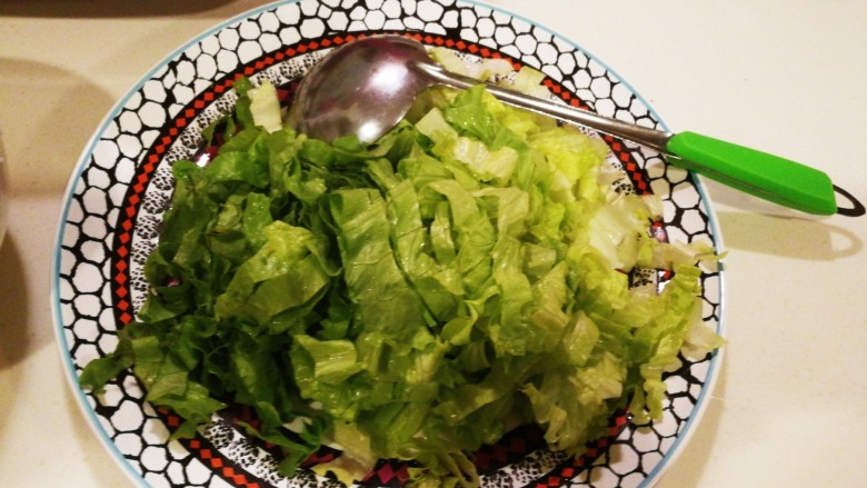 自家相传的鱼片生菜粥,腌制的时候把生菜洗干净，全部切成1cm左右的菜丝待用