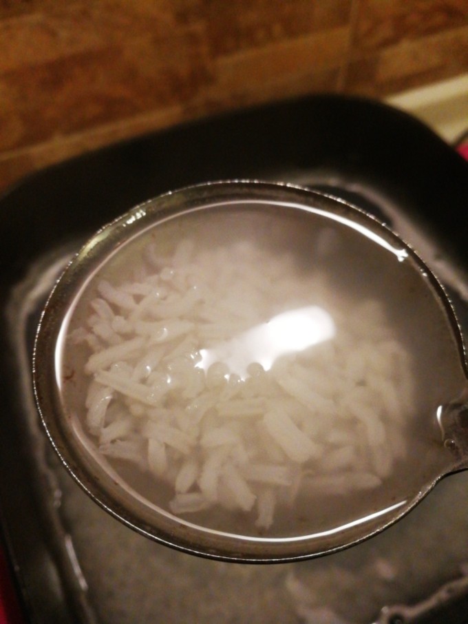 自家相传的鱼片生菜粥,这个时候米应该已经开锅了，轻轻搅拌，防止粘底，知道大米八分开花左右，千万别全烂了，就少了那个清香的口感了