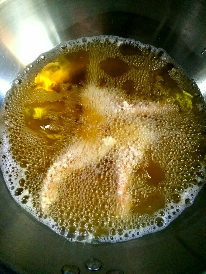 家常炸虾,1、豆油六成热时放入虾，炸至定型后捞出。
2、豆油八成热时，放入所有虾，炸至金黄色时捞出。