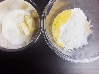 💛牛奶奶油卷面包💛,将A的材料称量在面包盆中
将B的材料称量在另一个面包盆中。