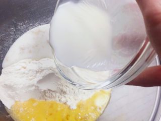 💛牛奶奶油卷面包💛,往盆A的干酵母上倒牛奶，用木铲用力搅拌。
