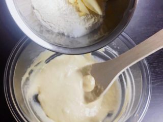 💛牛奶奶油卷面包💛,加入B的材料后，为避免粉末飞溅请慢慢搅拌。