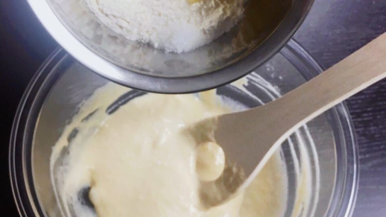 💛牛奶奶油卷面包💛,加入B的材料后，为避免粉末飞溅请慢慢搅拌。