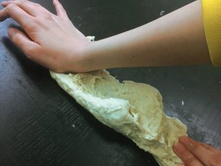 💛牛奶奶油卷面包💛,将面揉至出筋，表面光滑的状态，揉面完成。