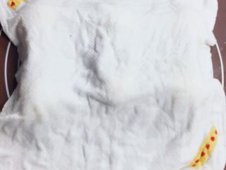 💛牛奶奶油卷面包💛,将面团重新团成团后，缝口，盖上湿毛巾，醒面(十分钟)