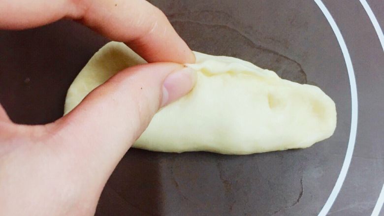 💛牛奶奶油卷面包💛,把小面团搓成胡饺子状