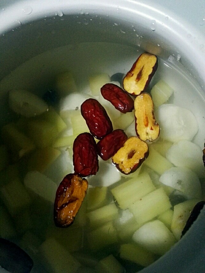 甘蔗荸荠甜汤,放入砂锅或搪瓷锅或不锈钢锅内，加水