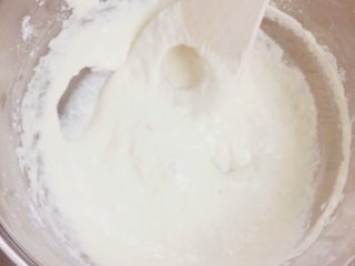 💛卡门培尔奶酪香肠面包💛,往盆A的干酵母上倒水，用木铲用力搅拌。