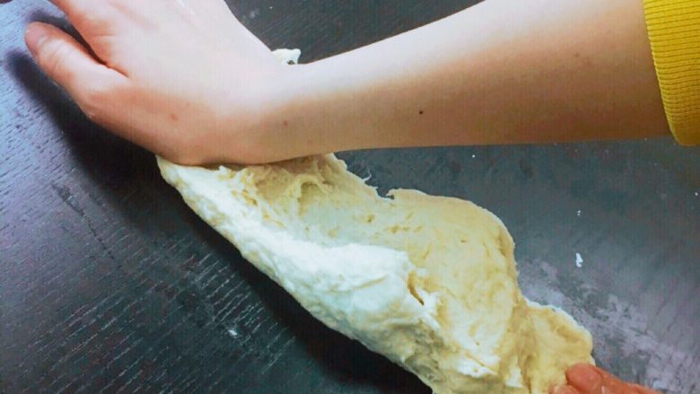 💛卡门培尔奶酪香肠面包💛,材料搅拌均匀成团后放在桌上揉面