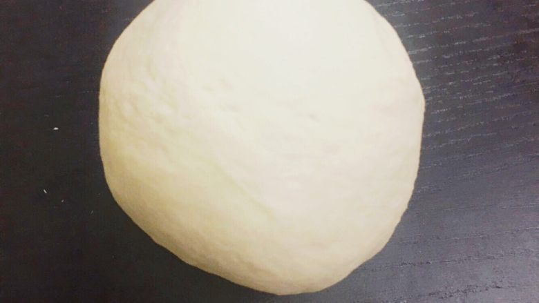 💛卡门培尔奶酪香肠面包💛,将面揉至出筋，表面光滑的状态，揉面完成。