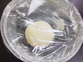 💛卡门培尔奶酪香肠面包💛,将面团团成团后，缝口朝下放入面包盆内，盖上保鲜膜。40℃发酵25-35分钟。